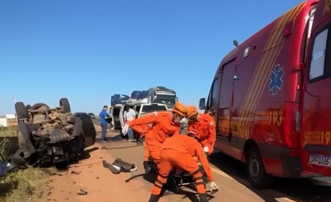 Caminhonetes batem de frente e ocupantes são arremessados para fora na BR-364; vídeo