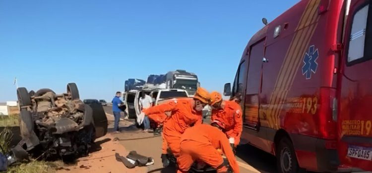 Caminhonetes batem de frente e ocupantes são arremessados para fora na BR-364; vídeo