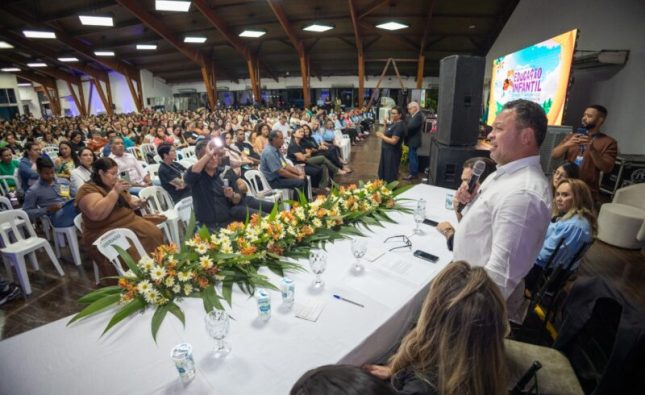 Cláudio Ferreira reconhece educação e institui gratificação anual a professores