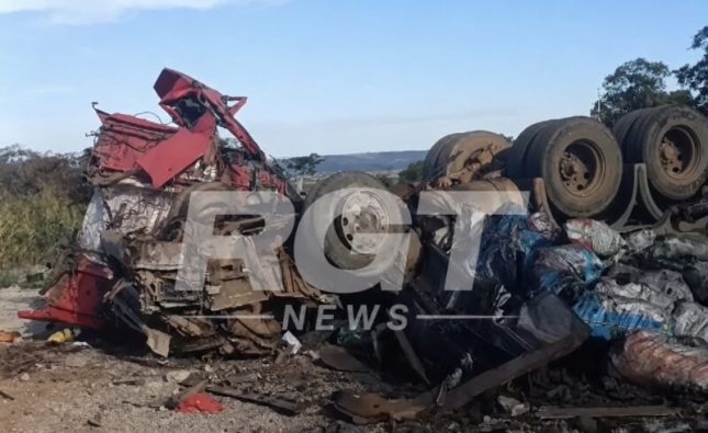Colisão entre 3 veículos deixa carreta tombada e 3 feridos na BR-364; vídeo mostra vítima presa às ferragens