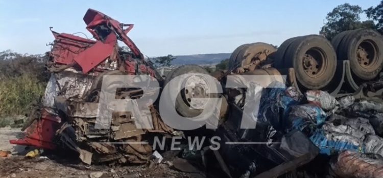Colisão entre 3 veículos deixa carreta tombada e 3 feridos na BR-364; vídeo mostra vítima presa às ferragens