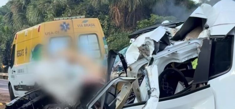 Duas pessoas morrem presas às ferragens em grave acidente na BR-163; vídeo mostra carreta em chamas e destruição
