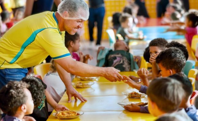 Em mais uma novidade, prefeito Cláudio Ferreira proporciona Dia da Pizza na rede municipal