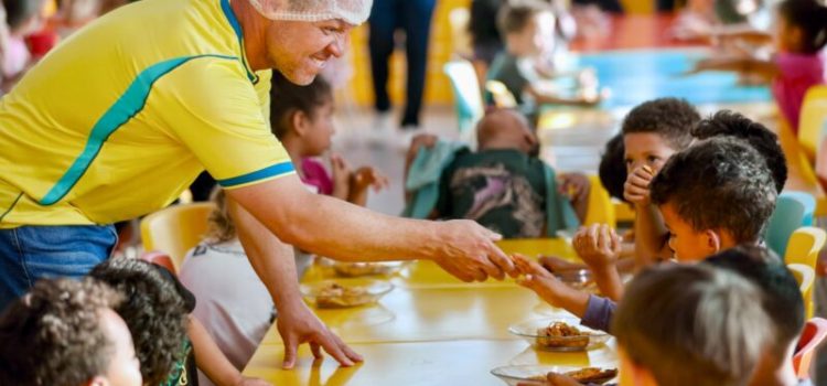 Em mais uma novidade, prefeito Cláudio Ferreira proporciona Dia da Pizza na rede municipal
