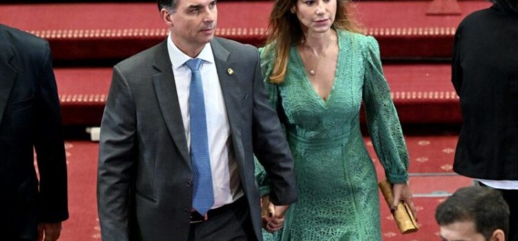 Esposa de Flávio, Fernanda Bolsonaro entrará na campanha