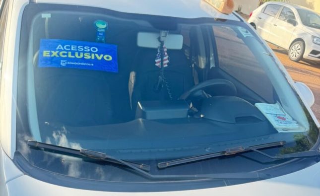 Exposul: taxistas e motoristas de aplicativo devem retirar adesivo para acesso especial à rota exclusiva
