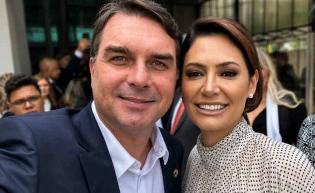 Flávio quer Michelle ao seu lado e pede união contra Lula