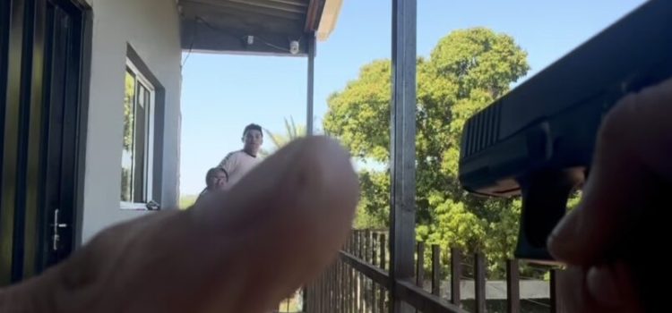Homem ameaça ex de morte e tenta se jogar de prédio ao ser cercado pela PM em MT; vídeo mostra prisão
