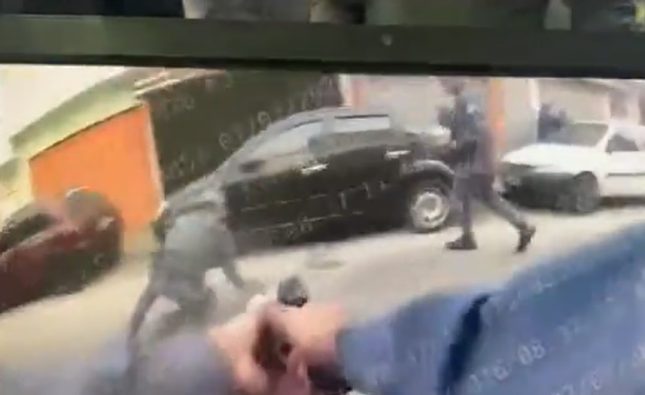 Homem morre após tentar tomar arma de policial durante abordagem da PM; assista tudo