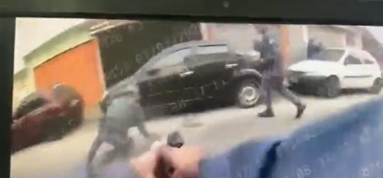 Homem morre após tentar tomar arma de policial durante abordagem da PM; assista tudo