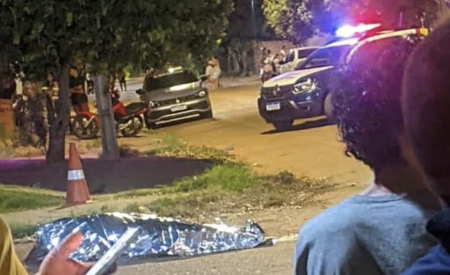 Jovem de 17 anos é assassinado com diversos disparos no meio da rua em Rondonópolis; vídeo
