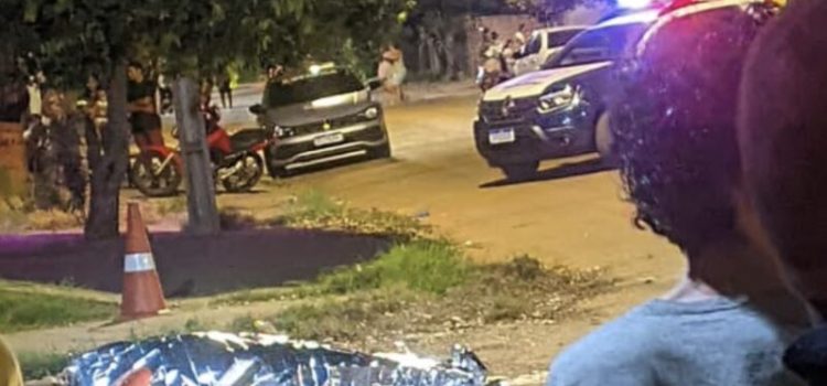 Jovem de 17 anos é assassinado com diversos disparos no meio da rua em Rondonópolis; vídeo