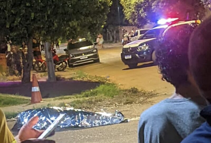 Jovem de 17 anos é assassinado com diversos disparos no meio da rua em Rondonópolis; vídeo