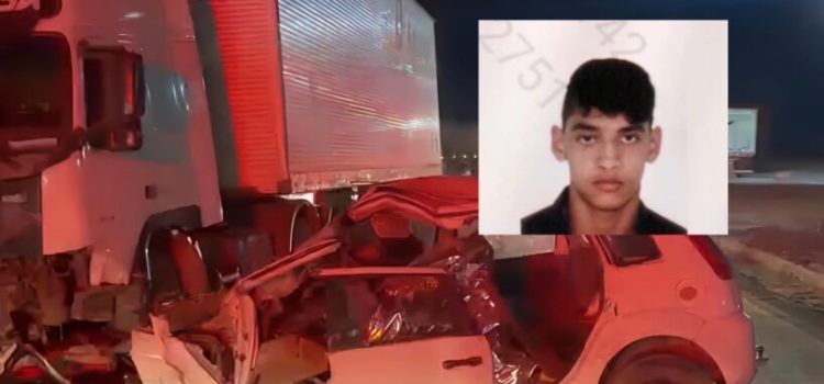 Jovem morre preso às ferragens em grave acidente entre carro e caminhão na BR-364; vídeo mostra destruição