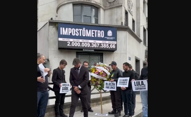 “Lula matou o Brasil”: Grupo faz “velório” no impostômetro em SP