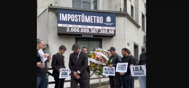 “Lula matou o Brasil”: Grupo faz “velório” no impostômetro em SP