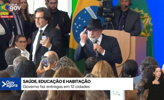 Lula mostra dedo do meio e fala palavrão: “Aqui pra eles”