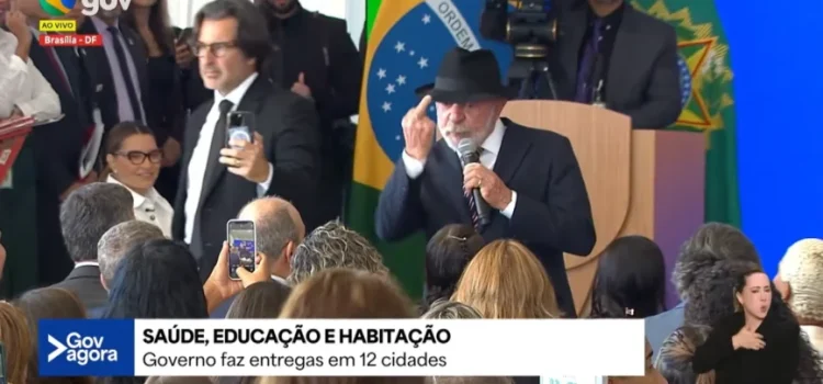 Lula mostra dedo do meio e fala palavrão: “Aqui pra eles”
