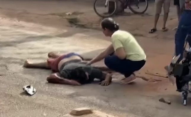 Motociclista colide com caminhonete e acaba com fraturas expostas no Hospital Municipal; vídeo