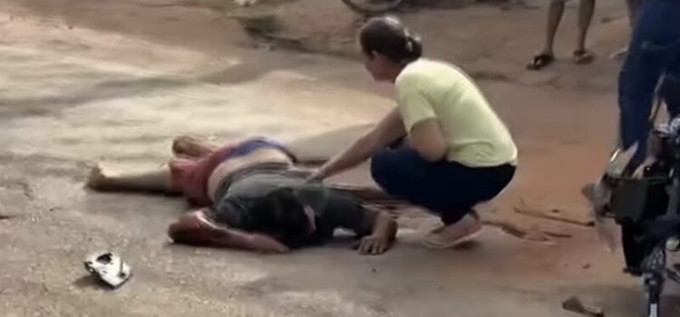 Motociclista colide com caminhonete e acaba com fraturas expostas no Hospital Municipal; vídeo