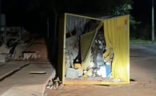 Motociclista se joga contra contêiner após suposto fim de namoro e acaba ferido na UPA; vídeo
