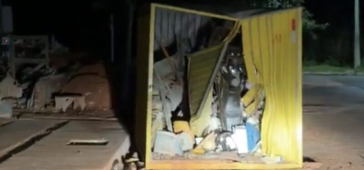 Motociclista se joga contra contêiner após suposto fim de namoro e acaba ferido na UPA; vídeo