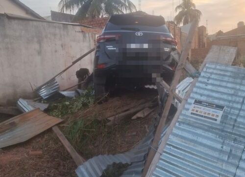Motorista destrói estrutura metálica, invade terreno e abandona caminhonete em Rondonópolis