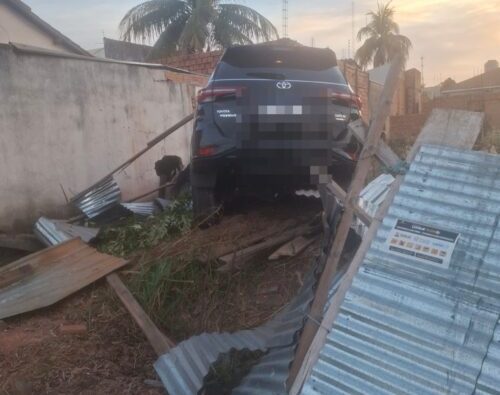 Motorista destrói estrutura metálica, invade terreno e abandona caminhonete em Rondonópolis