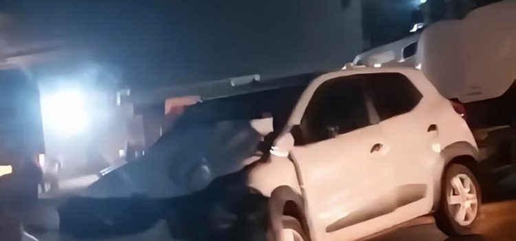 Motorista fica ferido após bater em carreta e destruir carro na BR-163 em Rondonópolis; vídeo