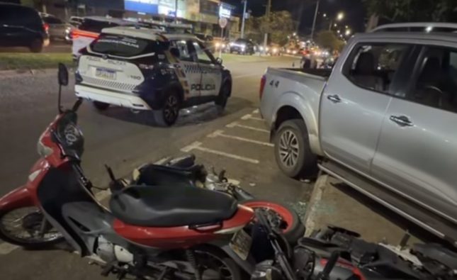Motorista passa mal e atinge motos em frente ao shopping de Rondonópolis; vídeo