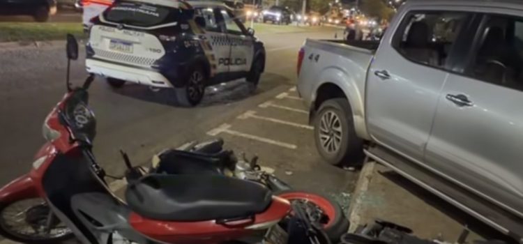 Motorista passa mal e atinge motos em frente ao shopping de Rondonópolis; vídeo