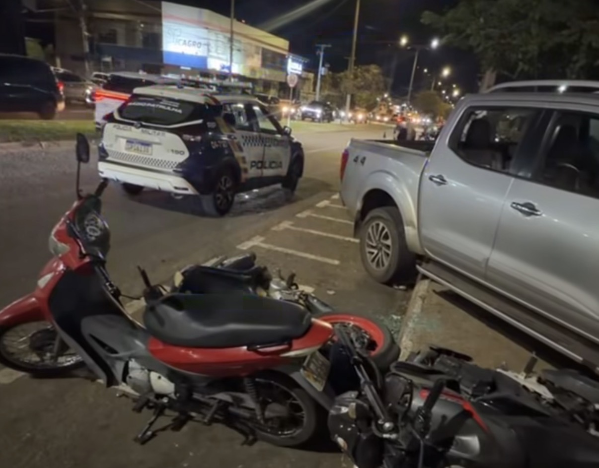 Motorista passa mal e atinge motos em frente ao shopping de Rondonópolis; vídeo