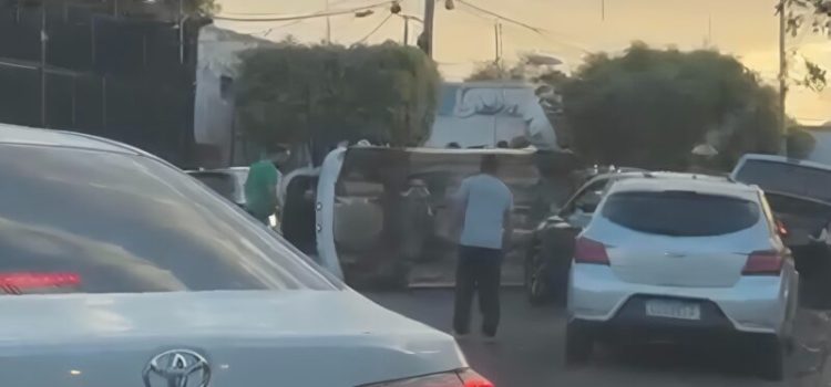 Motorista perde controle, bate em S10 estacionada e capota em Rondonópolis; vídeo