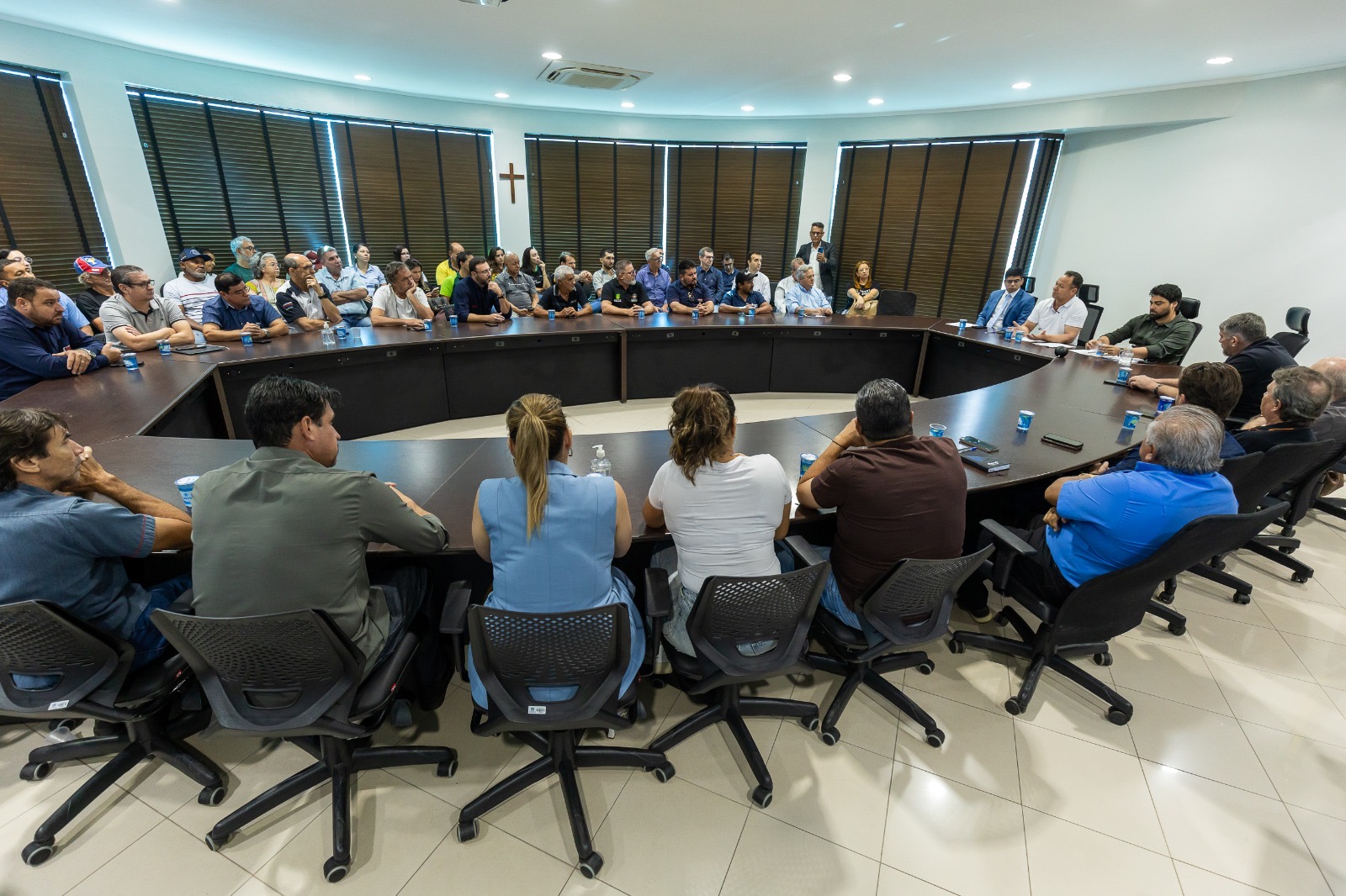 Prefeito Cláudio reúne empresários e apresenta projeto de regularização fundiária nos distritos industriais
