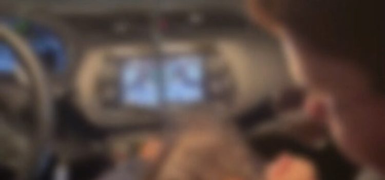 Vídeo mostra PMs salvando bebê engasgada dentro de viatura; vítima foi encaminhada ao Hospital Regional