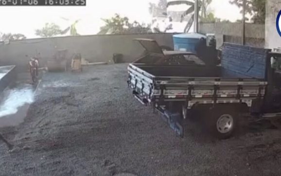 Vídeo mostra adolescente sendo brutalmente executado por dupla enquanto trabalhava