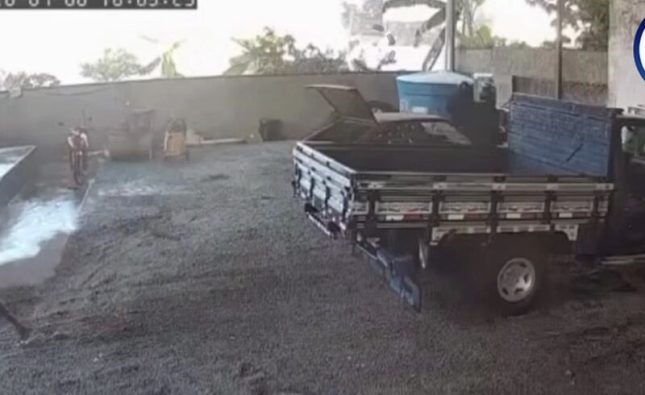 Vídeo mostra adolescente sendo brutalmente executado por dupla enquanto trabalhava