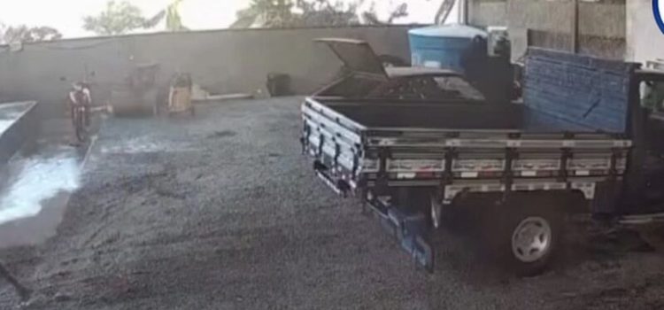 Vídeo mostra adolescente sendo brutalmente executado por dupla enquanto trabalhava