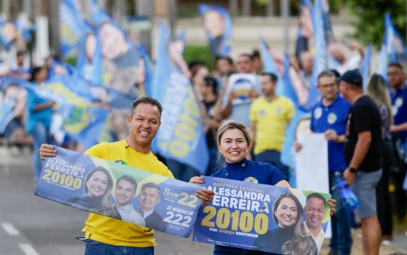 Alessandra Ferreira reúne grande número de apoiadores durante adesivaço