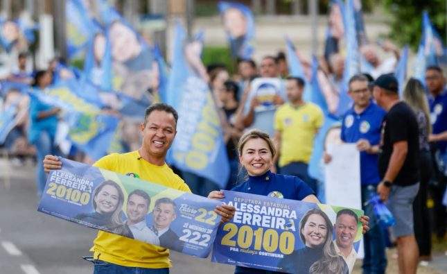 Alessandra Ferreira reúne grande número de apoiadores durante adesivaço