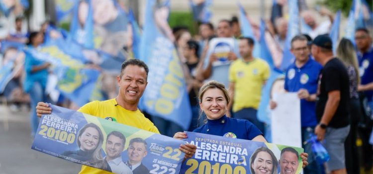 Alessandra Ferreira reúne grande número de apoiadores durante adesivaço