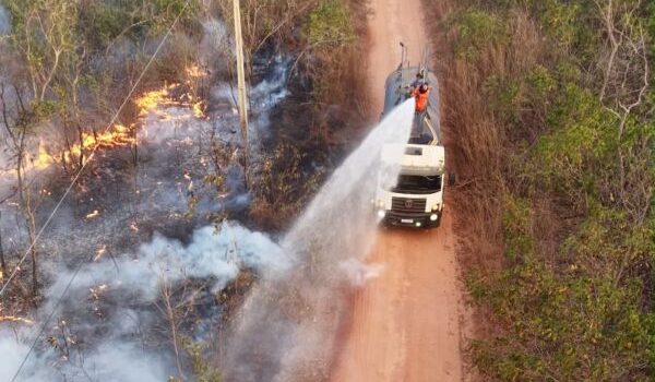 Após atuação intensa da Prefeitura e do Corpo de Bombeiros, incêndio em área do Exército é extinto