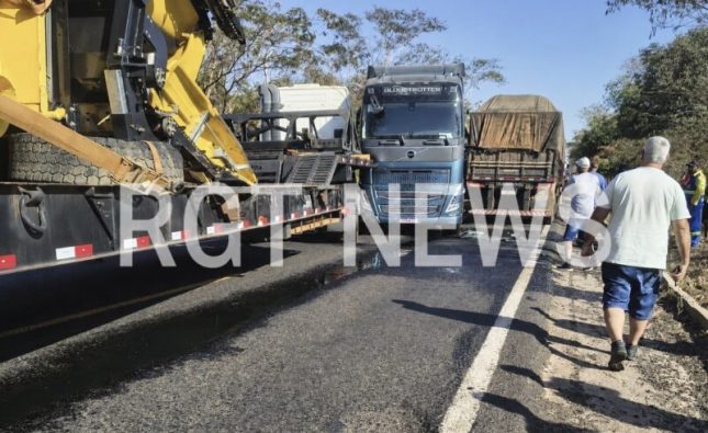 BR-364 sentido Pedra Preta–Rondonópolis segue bloqueada após dois acidentes; motociclista sofre fratura exposta