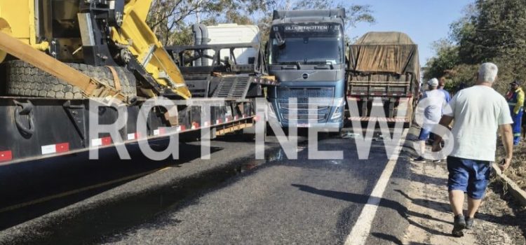 BR-364 sentido Pedra Preta–Rondonópolis segue bloqueada após dois acidentes; motociclista sofre fratura exposta