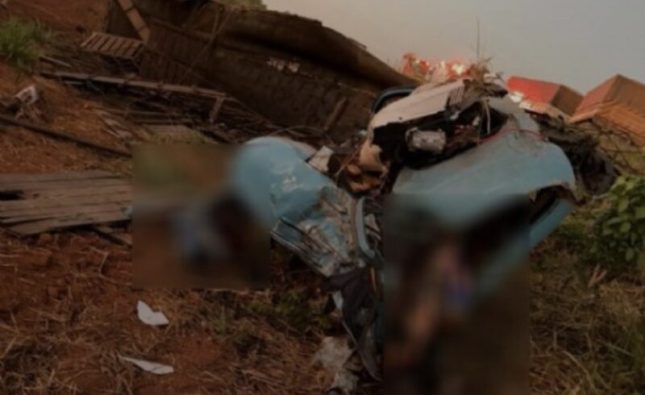 Batida frontal entre caminhões deixa três mortos e mulher presa às ferragens em MT