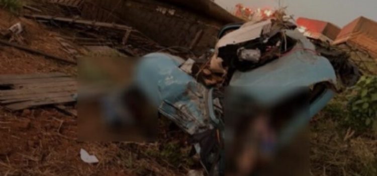 Batida frontal entre caminhões deixa três mortos e mulher presa às ferragens em MT