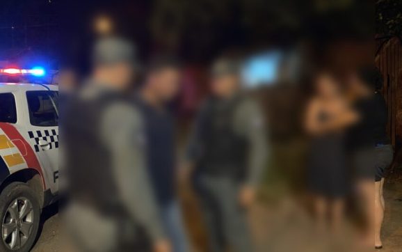 Bêbado ‘machão’ espanca mulher com socos e pontapés e fica manso com a chegada da PM em Rondonópolis