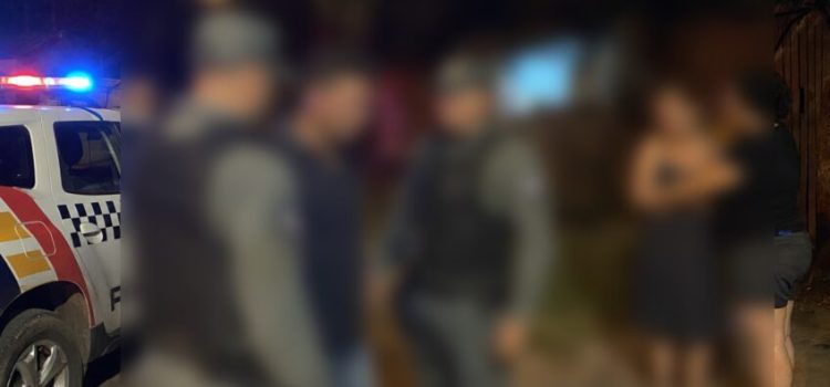 Bêbado ‘machão’ espanca mulher com socos e pontapés e fica manso com a chegada da PM em Rondonópolis