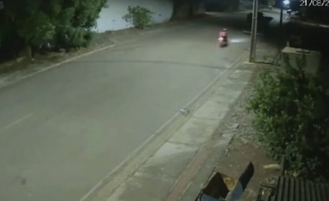 Câmera registra momento em que entregador bate em carreta e morre em Rondonópolis; assista