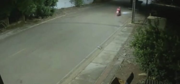 Câmera registra momento em que entregador bate em carreta e morre em Rondonópolis; assista
